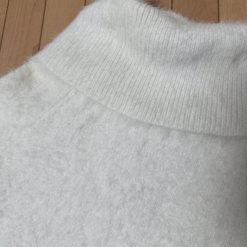 URBAN OUTFITTERS Cropped Cowl Neck Eyelash Soft Sweater Size XS - Picture 3 of 8